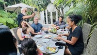 Tidak hanya pergi ke restoran, istri dari aktor Amerika itu pun sempat merayakan ulang tahun di rumah. Meskipun hanya menikmati hidangan sederhana, Rahma Azhari terlihat bahagia. Foto: Instagram @raazharita