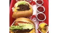 Menetap si Los Angeles, California, Rahma Azhari tidak lupa mencoba salah satu restoran cepat saji paling populer di sana. Ia mencicipi burger dari restoran In-N-Out. Foto: Instagram @raazharita