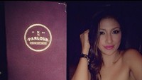Sebelum ke Amerika Serikat, Rahma Azhari sudah sering memamerkan momen makannya. Kali ini wanita kelahiran 1981 itu makan bersama Tia Azhari di salah satu restoran steak. Foto: Instagram @raazharita