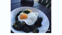 Adik Sarah Azhari ini juga sempat memamerkan hasil masakannya. Ia membuat sarapan telur mata sapi, kubis mini, yang dilengkapi saus pesto dari kale. Foto: Instagram @raazharita