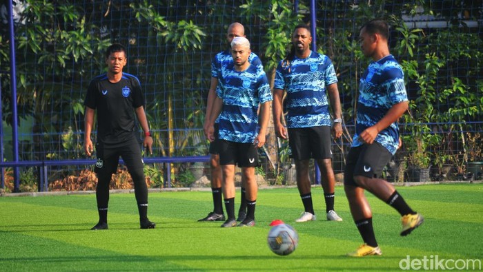 Skuad PSIS Semarang saat menjalani sesi latihan di lapangan Wisesa.