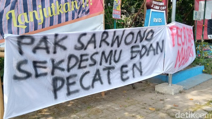 Spanduk kecam asmara terlarang perangkat Desa Mandong, Klaten. Foto diunggah Sabtu (17/6/2023).
