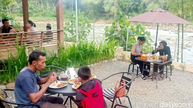 Suasana warung makan ayam woku bumbu petis di tepi Sungai Serayu, Banjarnegara. Foto diunggah pada Sabtu (17/6/2023).