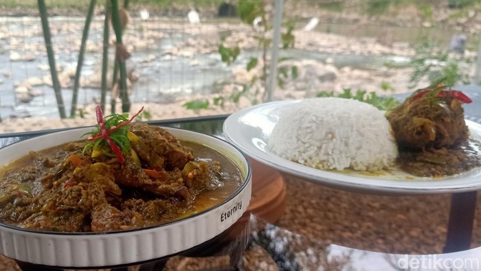Suasana warung makan ayam woku bumbu petis di tepi Sungai Serayu, Banjarnegara. Foto diunggah pada Sabtu (17/6/2023).