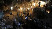 Sebuah fragmen tulang manusia yang terkubur di bawah sedimen Tam Pà Ling sedalam 7 meter menunjukkan bahwa manusia sudah tiba di Asia Tenggara antara 68.000-86.000 tahun lalu. Studi ini kemudian dilaporkan Sarah E. Freidline dalam jurnal Nature Communications baru-baru ini. Foto: Kira Westaway (Macquarie University)