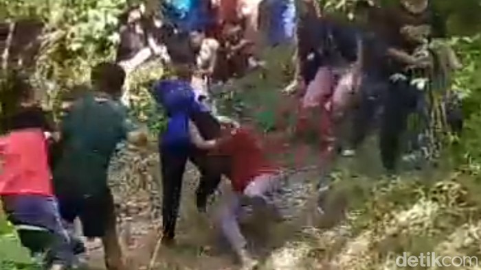 Tangkapan video viral duel sekelompok bocah di Kabupaten Kuningan.
