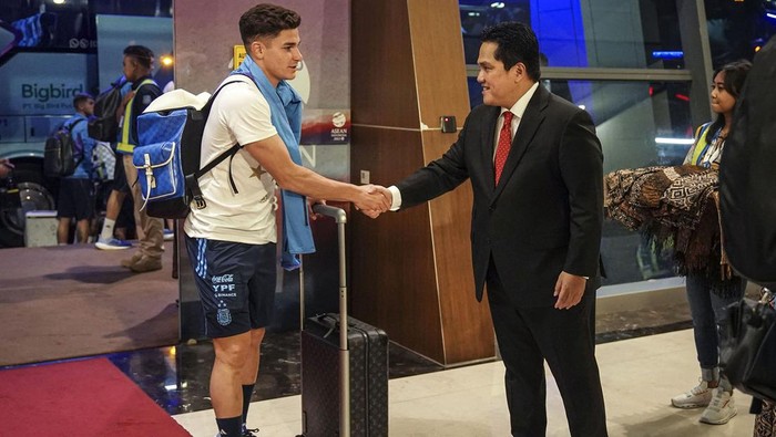 Ketum PSSI Erick Thohir (kanan) menyambut kedatangan pemain Timnas Argentina Julian Alvarez setibanya di Bandara Soekarno Hatta, Tangerang, Banten, Jumat (16/6/2023). Timnas sepak bola Indonesia akan bertanding melawan Argentina dalam laga FIFA Matchday di Stadion Utama Gelora Bung Karno pada Senin (19/6/2023).