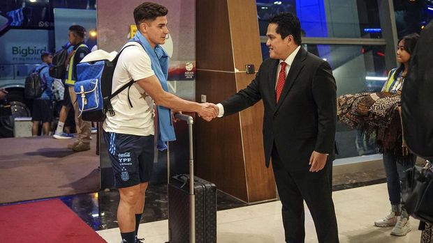 Ketum PSSI Erick Thohir (kanan) menyambut kedatangan pemain Timnas Argentina Julian Alvarez setibanya di Bandara Soekarno Hatta, Tangerang, Banten, Jumat (16/6/2023). Timnas sepak bola Indonesia akan bertanding melawan Argentina dalam laga FIFA Matchday di Stadion Utama Gelora Bung Karno pada Senin (19/6/2023).