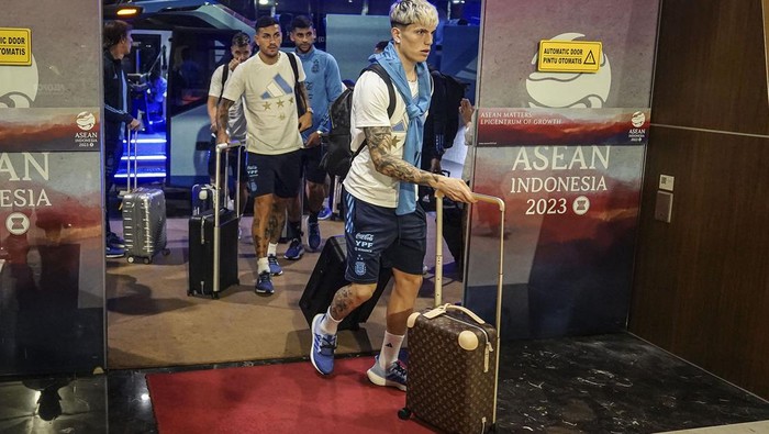 Ketum PSSI Erick Thohir (kanan) menyambut kedatangan pemain Timnas Argentina Julian Alvarez setibanya di Bandara Soekarno Hatta, Tangerang, Banten, Jumat (16/6/2023). Timnas sepak bola Indonesia akan bertanding melawan Argentina dalam laga FIFA Matchday di Stadion Utama Gelora Bung Karno pada Senin (19/6/2023).
