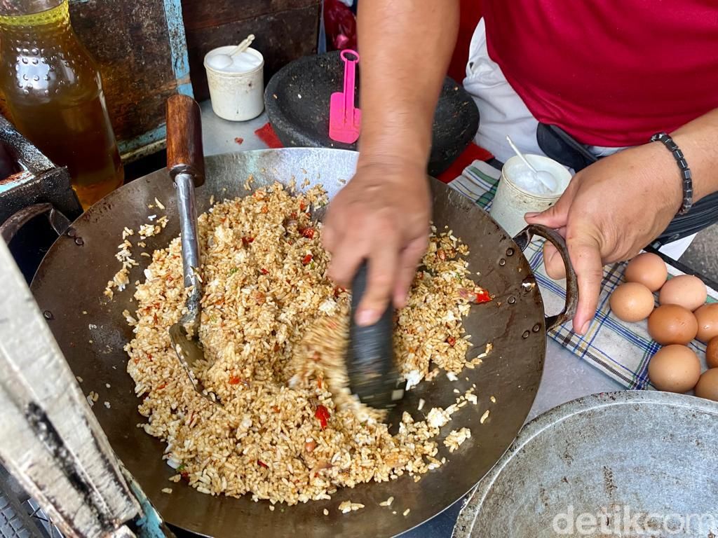 Unik! Nasi Goreng di Belakang Kota Kasablanka Ini Pakai Bumbu Ulek Dadakan