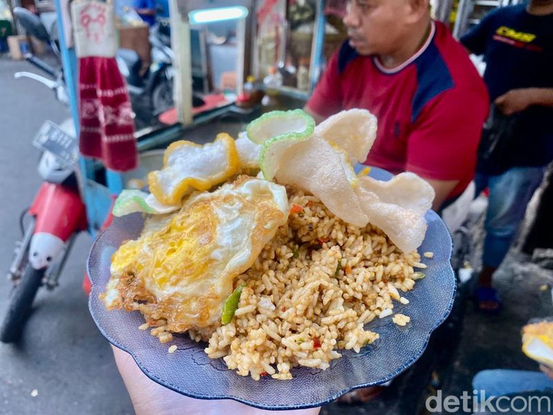 Unik! Nasi Goreng di Belakang Kota Kasablanka Ini Pakai Bumbu Ulek Dadakan