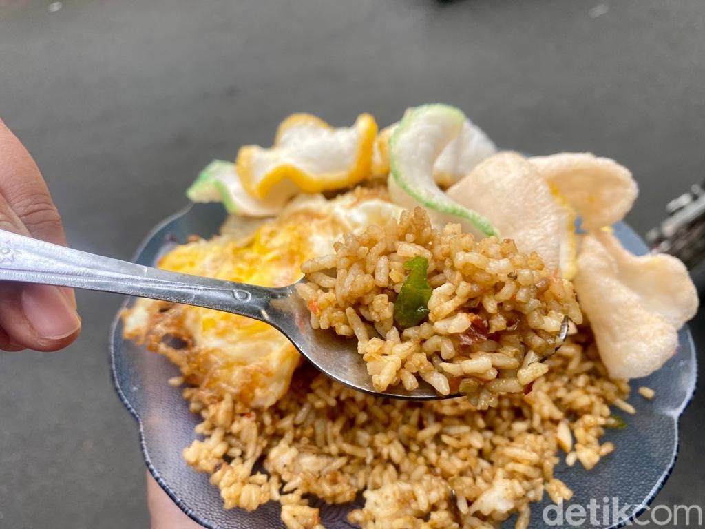 Unik! Nasi Goreng di Belakang Kota Kasablanka Ini Pakai Bumbu Ulek Dadakan