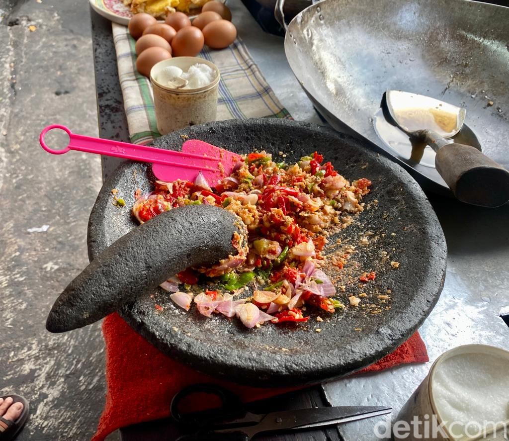 Unik! Nasi Goreng di Belakang Kota Kasablanka Ini Pakai Bumbu Ulek Dadakan