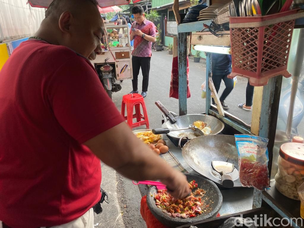 Unik! Nasi Goreng di Belakang Kota Kasablanka Ini Pakai Bumbu Ulek Dadakan