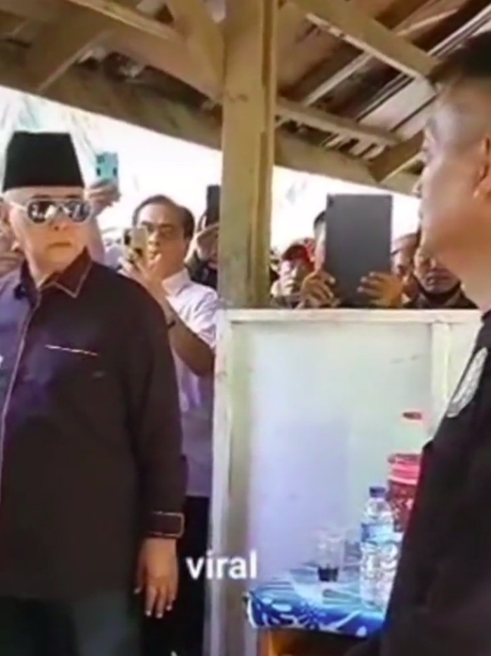 Video seorang pria dimarahi pimpinan Ponpes Al-Zaytun, Panji Gumilang, viral di medsos. PDinarasikan, pria tersebut adalah seorang polisi. Bagaimana faktanya? (Tangkapan layar video viral)