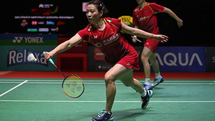 Pebulu tangkis ganda campuran China Zheng Si Wei (kanan) dan Huang Ya Qiong (kiri) melambaikan tangan usai mengalahkan ganda campuran China Feng Yan Zhe dan Huang Dong Ping dalam semifinal Indonesia Open 2023 di Istora Senayan, Jakarta, Sabtu (17/6/2023). Zheng Si Wei dan Huang Ya Qiong menang dua gim (21-19, 21-10) sehingga melaju ke babak final. ANTARA FOTO/Aditya Pradana Putra/tom.
