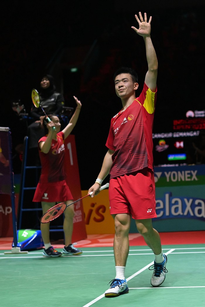Pebulu tangkis ganda campuran China Zheng Si Wei (kanan) dan Huang Ya Qiong (kiri) melambaikan tangan usai mengalahkan ganda campuran China Feng Yan Zhe dan Huang Dong Ping dalam semifinal Indonesia Open 2023 di Istora Senayan, Jakarta, Sabtu (17/6/2023). Zheng Si Wei dan Huang Ya Qiong menang dua gim (21-19, 21-10) sehingga melaju ke babak final. ANTARA FOTO/Aditya Pradana Putra/tom.