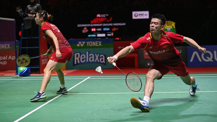 Zheng Si Wei/Huang Ya Qiong Lolos ke Final Indonesia Open 2023 Pebulu tangkis ganda campuran China Zheng Si Wei (kanan) dan Huang Ya Qiong (kiri) mengembalikan kok ke arah ganda campuran China Feng Yan Zhe dan Huang Dong Ping dalam semifinal Indonesia Open 2023 di Istora Senayan, Jakarta, Sabtu (17/6/2023). Zheng Si Wei dan Huang Ya Qiong menang dua gim (21-19, 21-10) sehingga melaju ke babak final. ANTARA FOTO/Aditya Pradana Putra/tom.