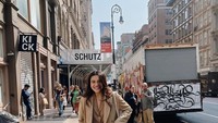 Aaliyah Massaid padukan blazer dengan celana panjang dan sneakers. Foto: Instagram Aaliyah Massaid