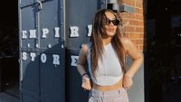 Aaliyah Massaid menggunakan sleveless crop top dan kaca hitam saat cuaca cerah. Foto: Instagram Aaliyah Massaid