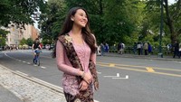Aaliyah Massaid berkebaya saat acara wisuda sang kakak. Foto: Instagram Aaliyah Massaid