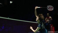 Momen Chen Yu Fei mencocor bola tanggung pengembalian Marin. 