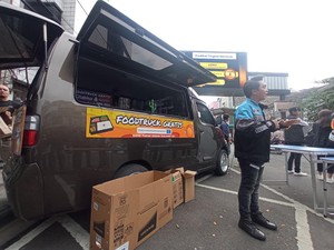 Pengusaha Muda Ini Berbagi Makanan Gratis Lewat Food Truck