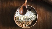 Menu sarapan sehat sesekali juga dipilihnya. Semangkuk yogurt bowl yang dilengkapi buah dan biji-bijian disantapnya sebelum mulai latihan. Foto: Instagram/sinisukanthony