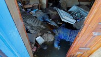 Sejumlah warga ditemukan tewas di rumah mereka akibat terjebak banjir.  