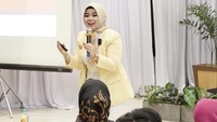 Buku ini berisi segala informasi yang dibutuhkan para pemilik usaha maupun karyawan yang ingin memberikan pelayanan pelanggan dengan kualitas tertinggi.  