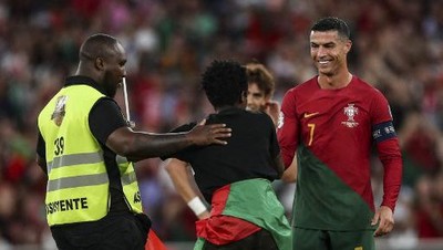 Aksi Penerobos Lapangan Peluk dan Angkat Tubuh Ronaldo