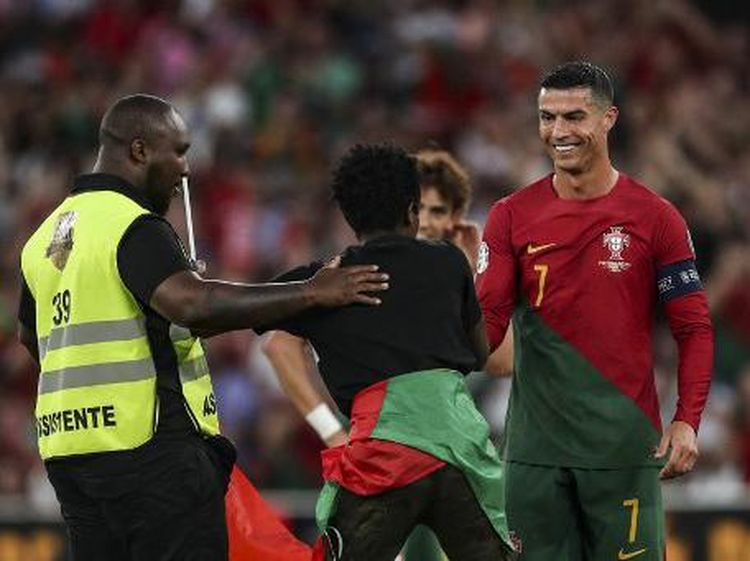 Aksi Penerobos Lapangan Peluk dan Angkat Tubuh Ronaldo