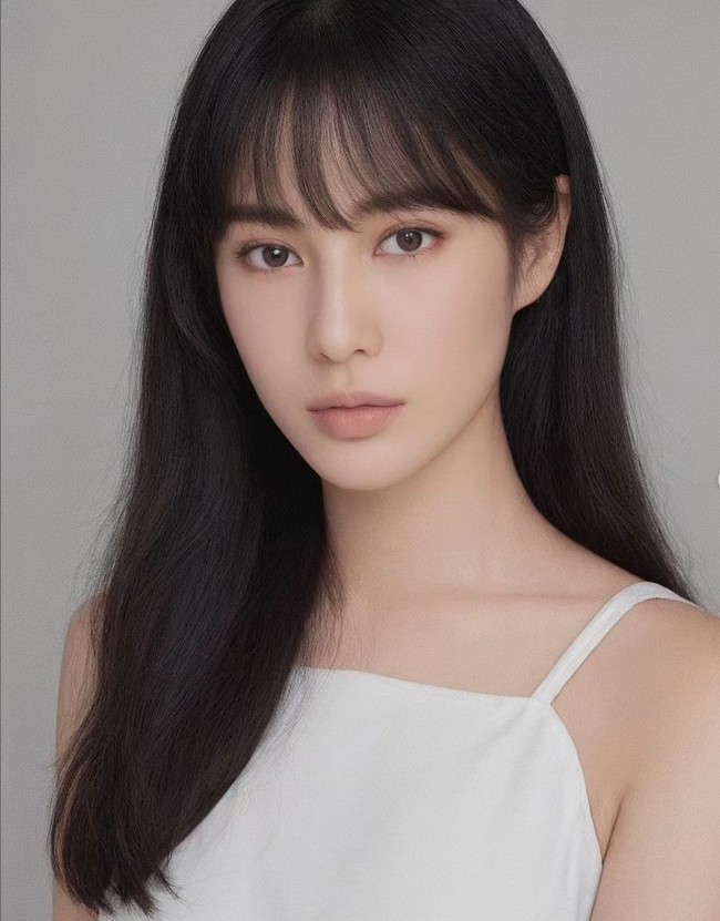 Dian Sastrowardoyo menampilkan beberapa foto wajahnya setelah memakai aplikasi Snow di Instagram. Aplikasi berbasis AI ini mampu mengubah wajah seseorang jadi versi Korea. Foto: Instagram/@rherealdisastr