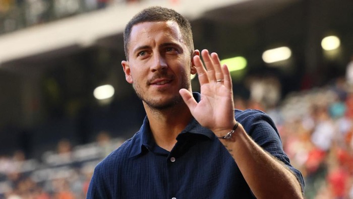 Soccer Football - UEFA Euro 2024 Qualifier - Group F - Belgium v Austria - King Baudouin Stadium, Brussels, Belgium - June 17, 2023  Belgiums Eden Hazard acknowledges fans at halftime after retiring from the National team REUTERS/Yves Herman