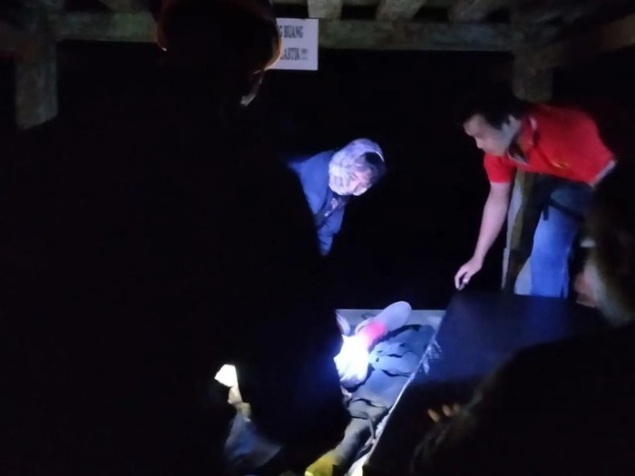 Proses evakuasi pendaki/pemangku yang kelelahan di lereng Gunung Batukaru seusai melakukan persembahyangan di Pura Pucak Kedaton pada Sabtu (17/6/2023) malam.