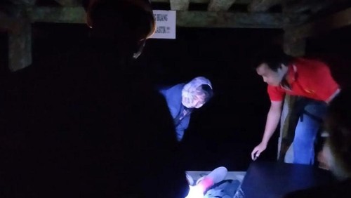 Proses evakuasi pendaki/pemangku yang kelelahan di lereng Gunung Batukaru seusai melakukan persembahyangan di Pura Pucak Kedaton pada Sabtu (17/6/2023) malam.