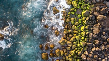 Pantai Rocheuse. Foto: Dronecopters via LoveMyFamilyMag.com