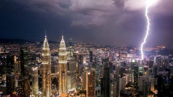 Petir membelah Kota Kuala Lumpur. Foto: Petedemarco via LoveMyFamilyMag.com