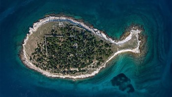 Pulau berbentuk ikan. Foto: Water.Shapes.Earth via LoveMyFamilyMag.com