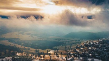 Di antara dua dunia. Foto: Unsplash via LoveMyFamilyMag.com