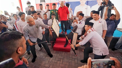 Momen Ganjar dan TGB saling pukul menggunakan rotan dalam seni Peresean di kantor Perindo NTB, Minggu (18/6/2023).
