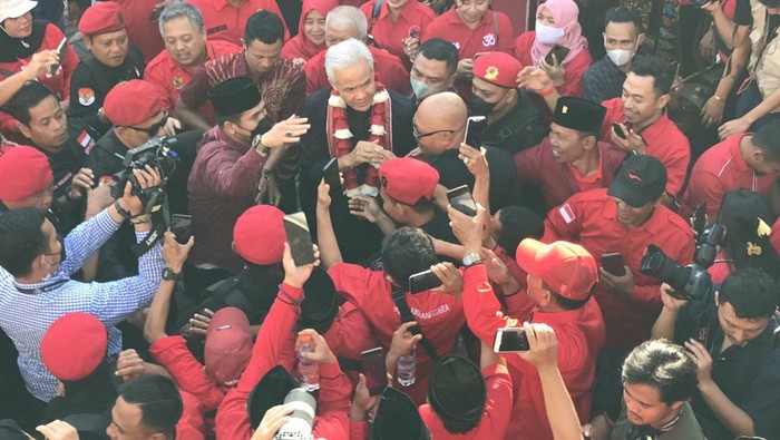 Bacapres PDIP Ganjar Pranowo saat tiba di Kantor DPD PDIP NTB pada Minggu (18/6/2023).