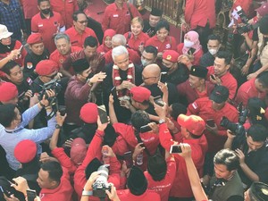 Teriakan Presiden Menggema Saat Ganjar Tiba di Kantor PDIP NTB