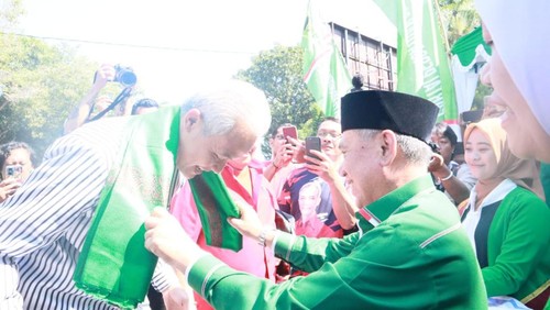 Bacapres PDIP Ganjar Pranowo saat sowan ke kantor DPW PPP NTB di Mataram pada Minggu (18/6/2023).