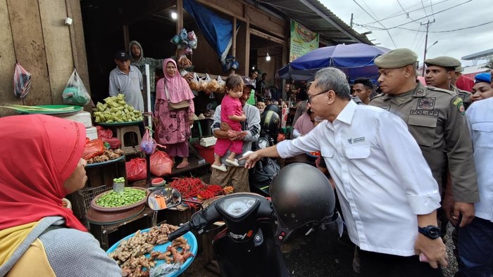 Harga Bapok di Ambon Stabil Harga bahan pokok di Pasar Mardika, Ambon, Maluku, terpantau stabil. Terbukti dari blusukan Mendag Zulhas di pasar tersebut.