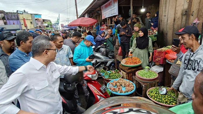 Harga Bapok di Ambon Stabil Harga bahan pokok di Pasar Mardika, Ambon, Maluku, terpantau stabil. Terbukti dari blusukan Mendag Zulhas di pasar tersebut.
