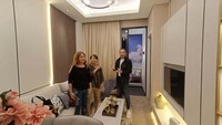 Direktur Sales & Marketing Asthana Alfie Louis berbincang dengan calon konsumen di sela peresmian dua show unit di Marketing Gallery Asthana Kemang, Jakarta (17/06/2023). Show unit yang terdiri dari pilihan 2 dan 3 kamar tidur ini menyajikan desain modern yang homy dengan memaksimalkan luasan lantai untuk tiap fungsi ruangan.  