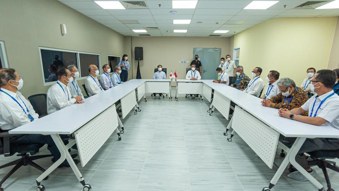 Kaisar Jepang Hironomiya Naruhito berkunjung ke Depo MRT Jakarta. Kaisar Naruhito berkesempatan melihat aktivitas di Pusat Kendali Operasi (operation control center/OCC).