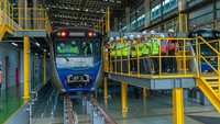 Kaisar Naruhito tiba di Depo MRT Lebak Bulus sekitar pukul 10.30 WIB. Ia langsung menuju ruang OCC untuk melihat bagaimana tim MRT Jakarta melaksanakan tugasnya dalam pengoperasian ratangga. Selanjutnya, Kaisar Naruhito mengunjungi area workshop untuk menyaksikan semi perawatan akhir (overhaul) kereta. Setelah itu, rombongan bergerak menuju area perawatan ringan di inspection shed. Kaisar Naruhito menyempatkan berdialog dengan salah satu masinis perempuan. Terlihat suasana hangat di kabin ratangga.   
