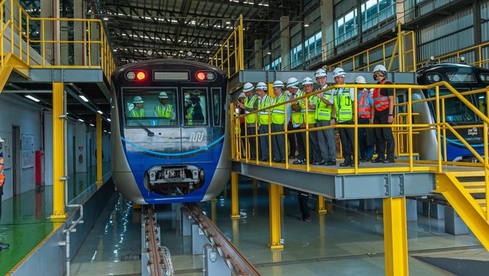 Kaisar Jepang Hironomiya Naruhito berkunjung ke Depo MRT Jakarta. Kaisar Naruhito berkesempatan melihat aktivitas di Pusat Kendali Operasi (operation control center/OCC).